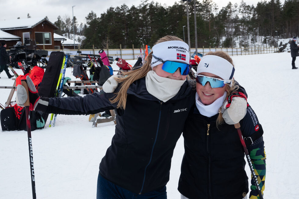 Aurora Oldertroen (15) fra Tynset IL og Tinde Nyten Helle (15) fra Skrautvoll IL gleder seg til helga.
 Foto: Oddvin Ødegård Wiklund