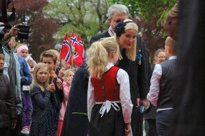 Kronprinsesse Mette-Marit får blomster av elever fra Slettheia skole. Foto: Silje Halvorsen