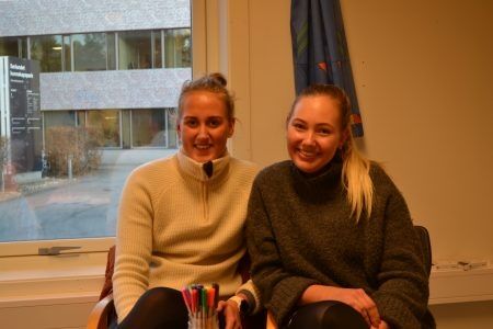 De unge sykepleierstudentene Eirin Larssen (venstre) og Sara Martinsen (høyre) synes spørsmålet om aktiv dødshjelp er vanskelig men er for at det blir lovlig. Foto: Eirik Rognaldsen