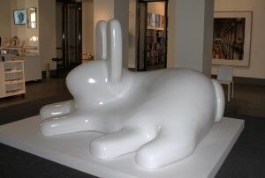 Denne digre kaninen av glassfiber ligger i inngangspartiet i Sørlandets Kunstmuseum. Foto: Kristina Stensholt