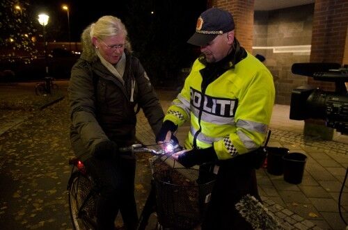 BLE STOPPET: Torhild Fintland fikk en hyggelig overraskelse fra politibetjent Kjell Landa, da hun var på vei til jobb i dag tidlig. FOTO: Morten Marius Larsen