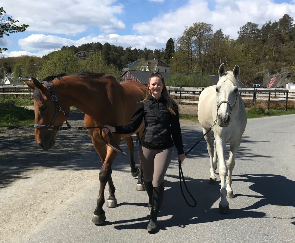 Mari Edvarda Lieng med hestene Lexi-Lou og Seacrest på vei inn til stallen. FOTO: Nora Victoria Evjen