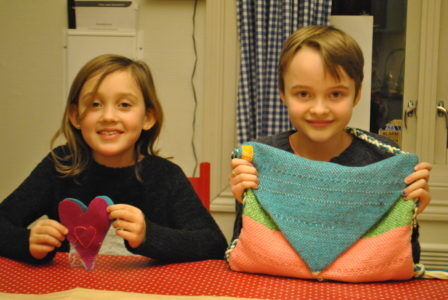 Ida Jacob (8) og Pia Eiersland (11) viser stolt frem ting de har laget. Foto : Kamilla Aabel.