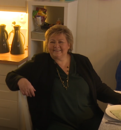 Erna Solberg på besøk hos Barnas Stasjon