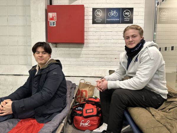 Sover utenfor vinmonopolet for 15.000 kroner hver