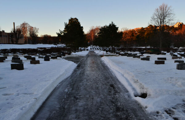 Må måke seg frem til graven