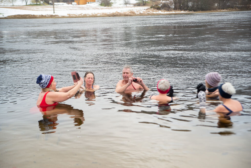 Det er et rituale å ta bilder.
 Foto: Noah Basterås Bøhn