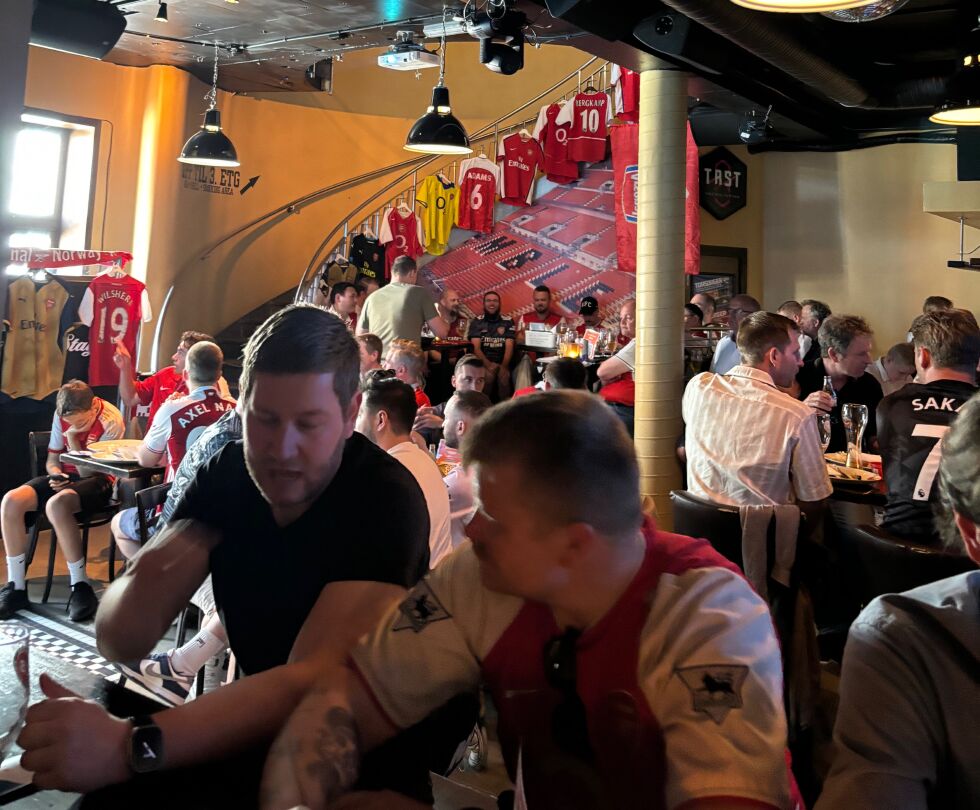 Godt oppmøte av Arsenal-supportere på Harveys Sportsbar i Kristiansand
 Foto: Fredrik Fie Padøy Mathiesen