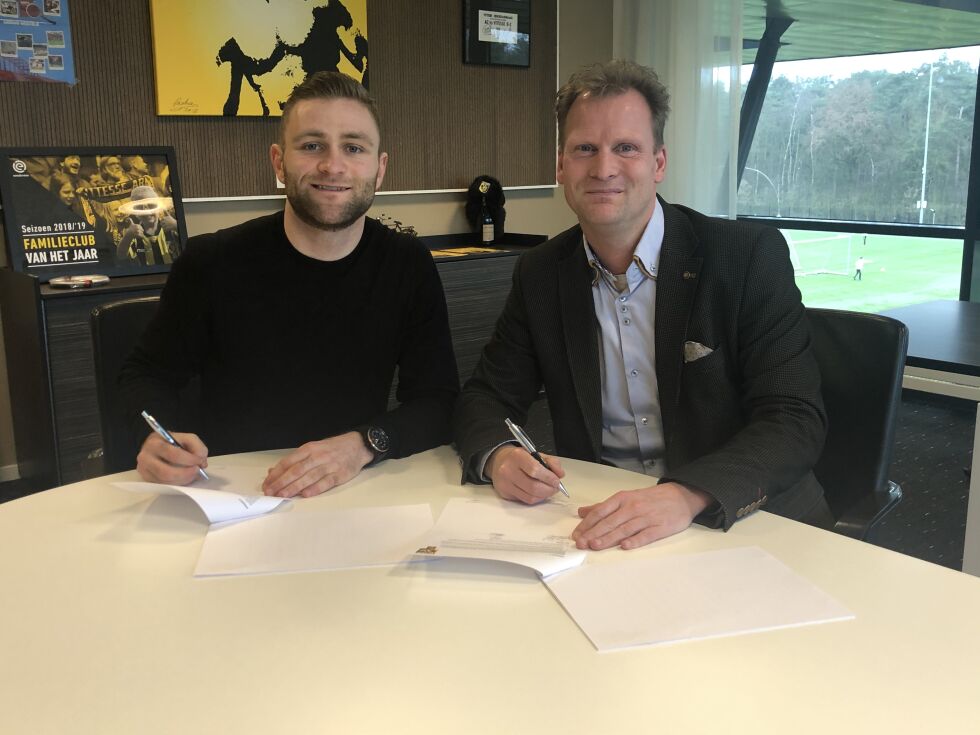 Fredag signerte Sondre Tronstad fra Kristiansand for nederlandske Vitesse. Til høyre er administrerende direktør i Vitesse Arnhem, Pascal van Wijk. Foto: vitesse.nl
