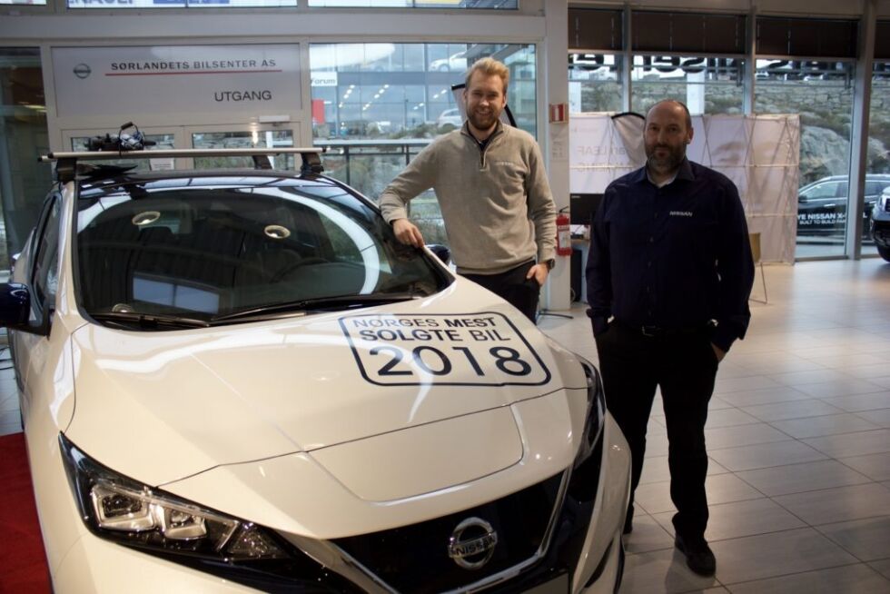 Salssjef Per Øystein Gumpen (t.v.) og dagleg leiar Thor Harald Foss viser fram den nyaste modellen av Nissan Leaf. Dei har stor tru på at dei kjem til å selje mykje av den trass i at også elbilistane må betale bompengar frå 2020.