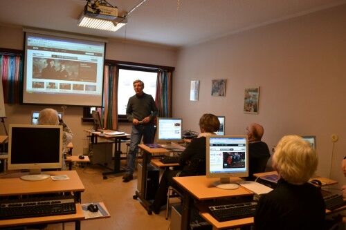 Kursleder Kay Branthus gir deltakerne innføring i NRK Nett-TV. (Foto: Paul André Sommerfeldt)