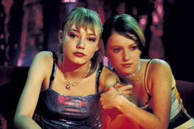 Unge jenter lokkes til å selge kroppen sin, slik som Lilja i filmen Lilja 4-ever fra 2002. Foto: Filmweb