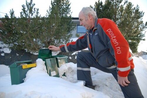 ETTERLYSER MÅKING: Kalde, våte og lange dager blir verken varmere, tørrere eller kortere når postbudene må klatre gjennom store snøhauger for å komme fram til postkassene.
