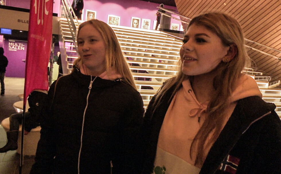 SPENTE: Maria Aanensen (14) (t.v.) og Emilie Tøien (17) omtaler seg selv som Prebz og Dennis' største fans. Her står de forventingsfulle minutter før showstart. FOTO: Sondre Lindhagen Nilssen