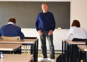 Lærer Emil Otto Syvertsen mener IQ test av lærerstudenter ikke er vesentlig.