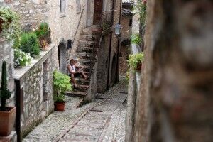 Det er flere landsbyer rundt Italia. Der kan man sette seg ned og nyte roen midt i trange gater.