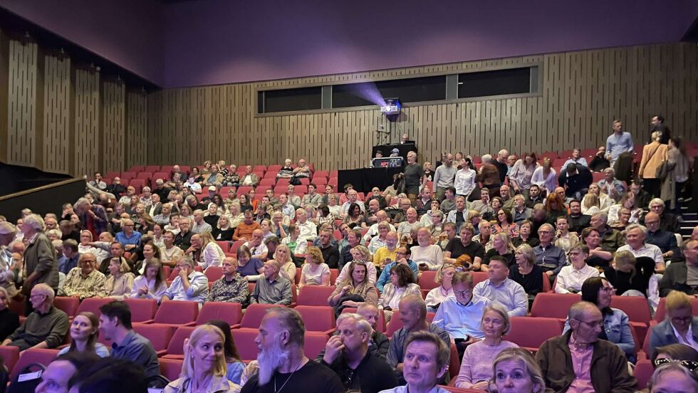 Publikum fylt seg helt opp før forestilling begynte
 Foto: Didrik Didriksen