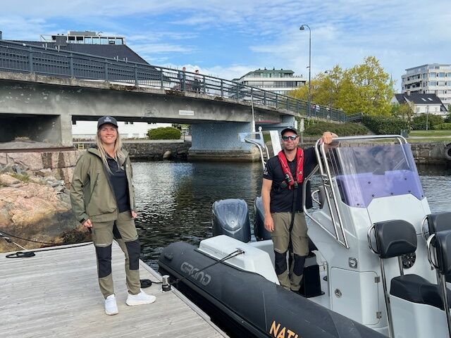 Her gjør de klar ribben for en ny tur utover sjøen.
 Foto: Sivert Stensrud
