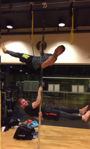 Tommy Utsogn og Hoang Phan prøver pole fitness for første gang. Foto: Tone Govertsen