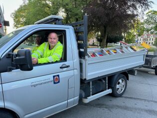 Her er kommuna nettopp ferdige med å fjerne skiltinga som var sett opp i anledning 17.mai.
 Foto: Jakob Ulvund