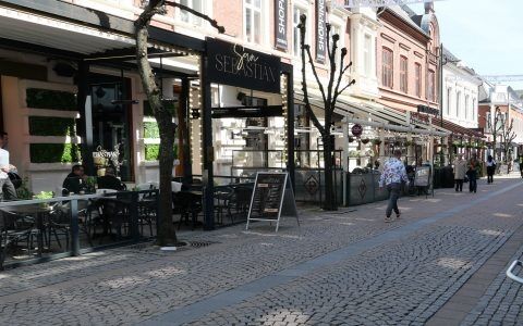 Flere restauranter i byen har også servering utendørs. Foto: Joakim Dannstrøm
