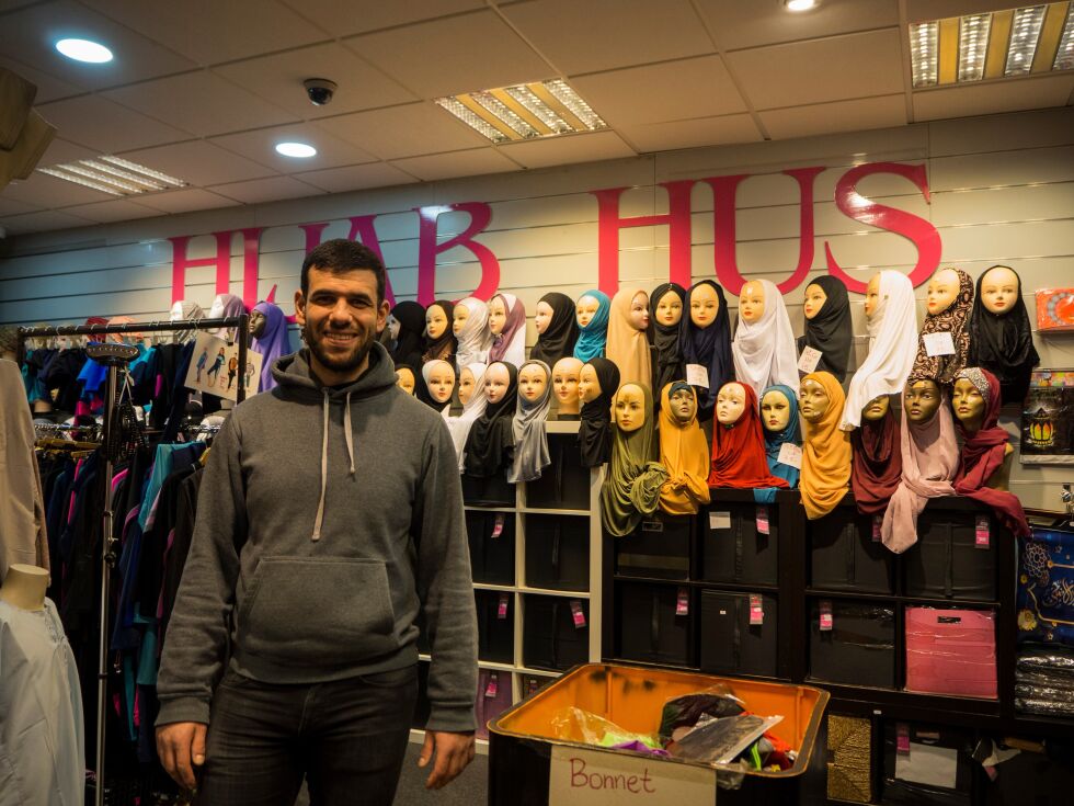 Foad Naser i butikken sin Hijab House. Foto: Ron Henning Sundvor