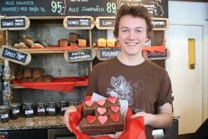 Kristian Augland(19) viser stolt frem Drømmeplassens bidrag til valentinsdagen - en deilig sjokoladekake med hjerte på.