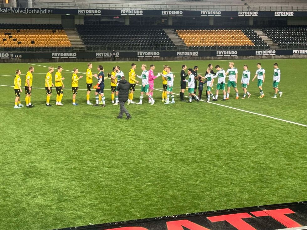 Lagene hilser før kampstart.
 Foto: Truls Lewis Sandviken Bøe