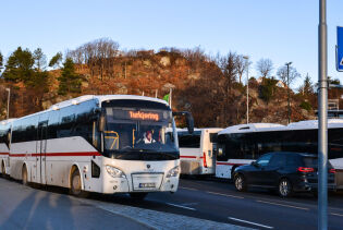 Bussene som kjører igjennom tunellen.
 Foto: Leah Kittelsen