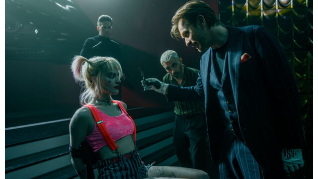 Harley Quinn (Margot Robbie, v.) forhandler med den uhyggelige Roman Sionis (Ewan McGregor,h.) foto: SF Studios / Warner Bros