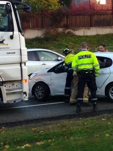 TRAFIKKULYKKE: En person skal være fastklemt etter en trafikkulykke på E18 ved Bjørndalssletta. FOTO: Joakim Ingebrigtsen