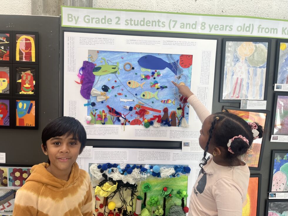Vedish og Idil viser fram et av kunstverkene elevene har samarbeidet på.
 Foto: Nora E.B Wulff