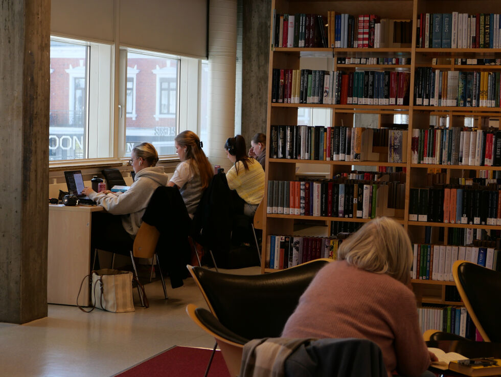 Studentene som øver på biblioteket
 Foto: Augusta Halstensen