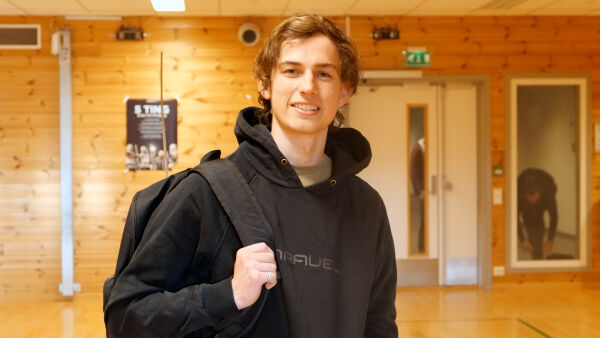Marek Drulis (19) var den heldige og fikk med seg en knekt sabel. Den blir oppbevart trygt i ryggsekken.
 Foto: Noah Basterås Bøhn