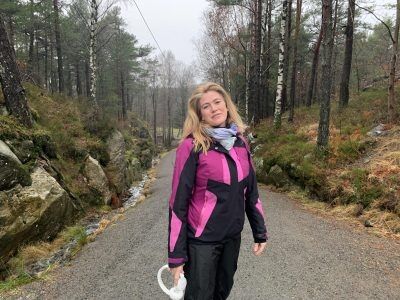 Karianne Akselsen går på tur i Jegersberg i påvente av snøen. Foto: Marta S. Johansen