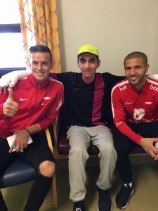 Shayan fikk besøk av Brann-spillerne Jonas Grønner og Amin Nouri når han var innlagt på Haukeland.