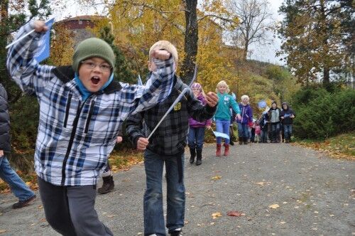 &quot;Hurra for FN!&quot; roper Ivan Tral (8) mens han går i barnetoget på selveste FN-dagen. (Foto: Linn Johansen)
