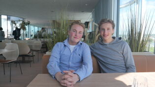 F.v. Kompisene Martin Gundersen Haave (17) og Nicklas Hervold (16) nyter panoramautsikten fra niende etasje.
 Foto: Kamilla Louise Kvamme