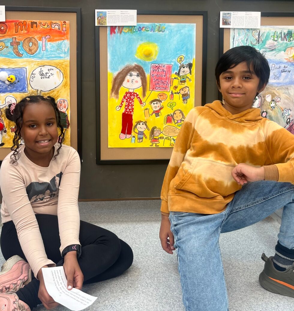 Unge kunstnere, Idil (tv) og Vedish. Idil har laget bildet i midten sammen med sin klassekamerat Simran.
 Foto: Nora E.B Wulff