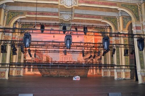Slik ser det ut når de russiske ballettdanserne setter opp sin scene i Kilden.