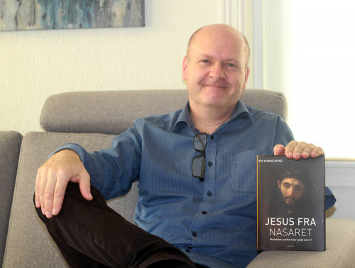 Bjørn Årseth med en av bøkene han har tatt i bruk i sine bibelstudier. Foto: Kristine Hauge Thomassen.