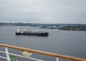 Dette lasteskipet ble seende lite ut i forhold til Independence of the Seas. Foto: Thomas Skjeggedal Thorsen