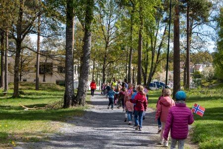 FEVIKPARKEN: Elevene går gjennom Fevikparken mens de prøver å holde avstanden. Foto: Håvard Storsæter.