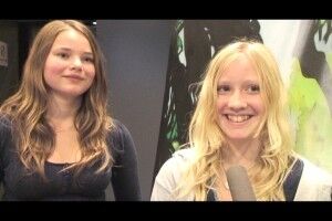 To glade sirkusjenter. Til venstre: Amalie Skajaa (13) og Sarah Helene Brøvig (13).