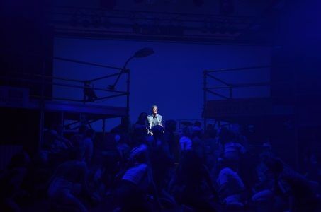 Det skifter rask mellom fullpakket scene til et enkelt enmannsshow Foto: Sørnett