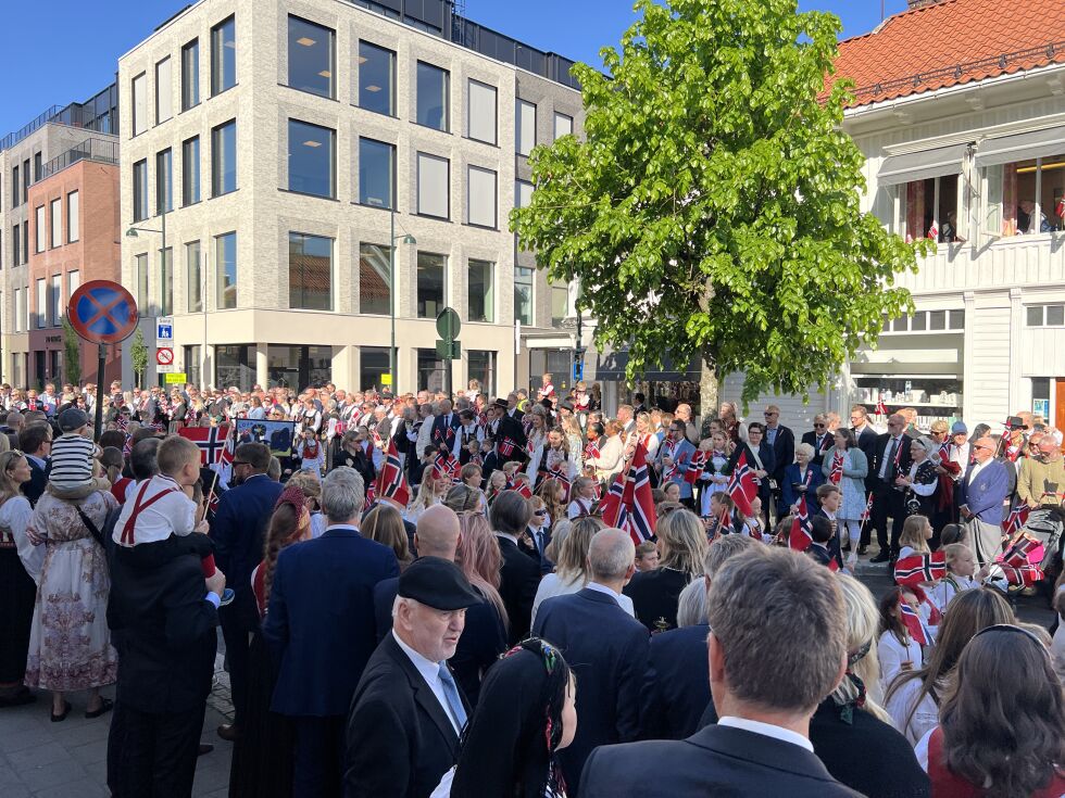 Toget går opp Skippergata.
 Foto: Sivert Stensrud