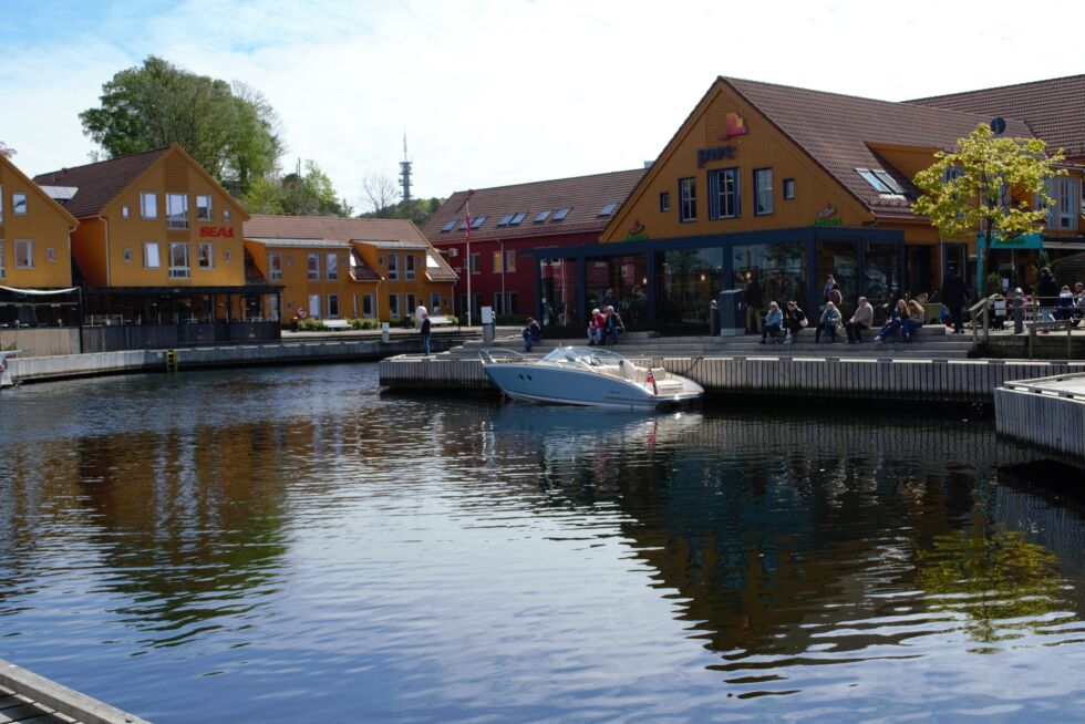 Solen speiler seg i det klare vannet på fiskebrygga
 Foto: Sivert Stensrud