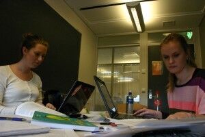 Konsentrasjon: f.v: Therese Abelsnes og Maria Berge jobber på overtid med eksamensoppgavene. (Foto: Paul André Sommerfeldt)