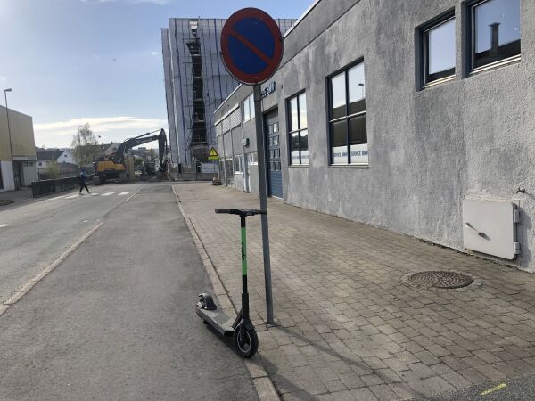 Nå kan du få bot på 3000 kroner for å kjøre to på denne