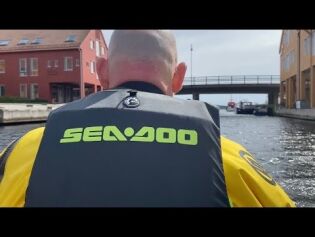Frivillige Tor Espen tek oss med ut på vasskutartur